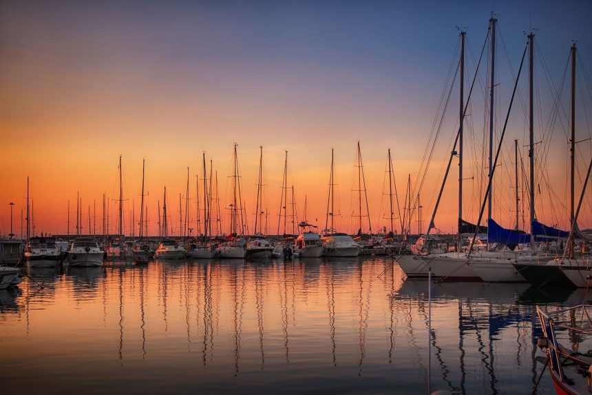 21974951 - marina with docked yachts at sunset in giulianova, italy ABRUZZO. ECONOMIA BLU: CRESCE IL TURISMO NAUTICO, CON OLTRE 160MILA POSTI BARCA IN ITALIA