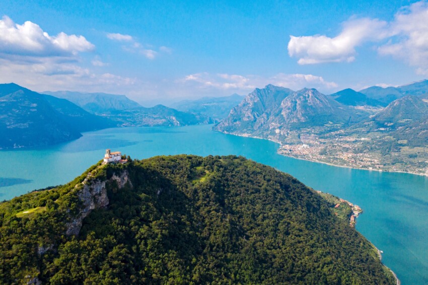 monte-isola-lago-iseo LOMBARDIA. GLI STRANIERI PREFERISCONO I LAGHI, GLI ITALIANI LE MONTAGNE