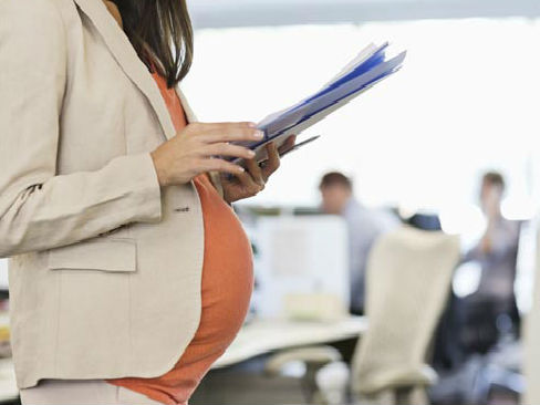 maternita_e_lavoro LAZIO. L’OCCUPAZIONE FEMMINILE CROLLA CON FIGLI, RESISTE CON LA LAUREA