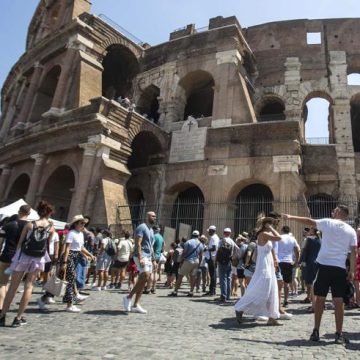 Turisti_2-k0wE-U32801025831850EMH-656x492@Corriere-Web-Roma METEO. LAZIO. ROMA SCOTTA: OLTRE 100 GIORNI ALL’ANNO DI “DISAGIO TERMICO”, MOLTO PIÙ DELLE SEMPLICI ONDATE DI CALORE