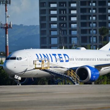 Passengers try to rebook their tickets from cancelled United Airlines flights in San Juan ATTUALITA’. USA-VENEZUELA. SVOLTA NEI CIELI: GLI STATI UNITI RIPRENDONO I VOLI PASSEGGERI VERSO IL VENEZUELA DOPO SETTE ANNI