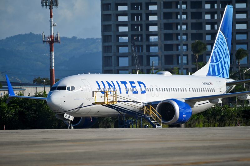 Passengers try to rebook their tickets from cancelled United Airlines flights in San Juan ATTUALITA’. USA-VENEZUELA. SVOLTA NEI CIELI: GLI STATI UNITI RIPRENDONO I VOLI PASSEGGERI VERSO IL VENEZUELA DOPO SETTE ANNI