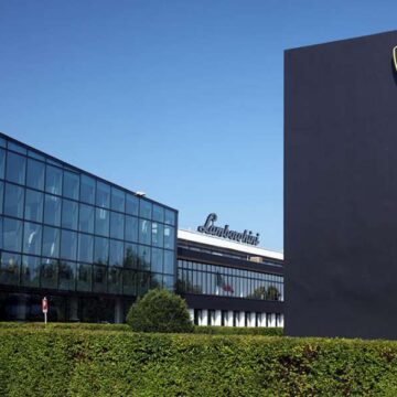 INDUSTRIA. ER. LAMBORGHINI 2026: L’INGEGNERIA DEL DESIDERIO ABBATTE IL MURO DELLE 10.700 UNITÀ
