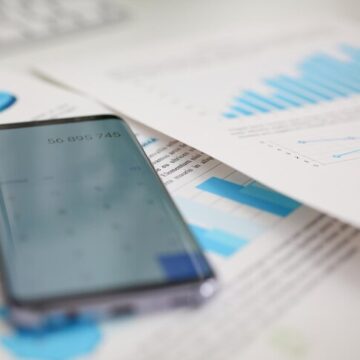 smartphone-calculator-financial-statistics-ondisplay-tablet-office-table-closeup-internal-revenue-service-inspector-sum-check-irs-investigation-earnings-savings-loan-credit-concept_151013-54087 FINANZA. UK. M&A: IL 2026 APRE CON IL BOTTO. RECORD STORICO DI “MEGA DEAL” NEL PRIMO TRIMESTRE