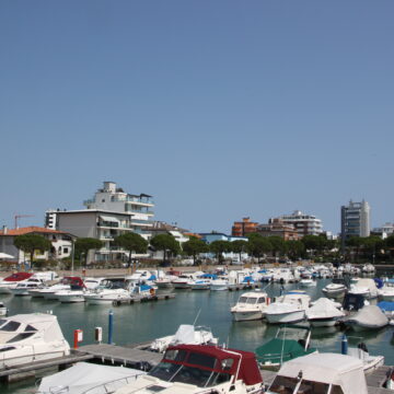 33054_Lignano_Sabbiadoro_Province_of_Udine_Italy_-_panoramio_11-1 TURISMO. FVG. ALTO ADRIATICO: +3% PRESENZE STRANIERE. CECOTTO (CREDIFRIULI): ‘VANTAGGIOSO INVESTIRE NEL MARE FRIULANO E VENETO’