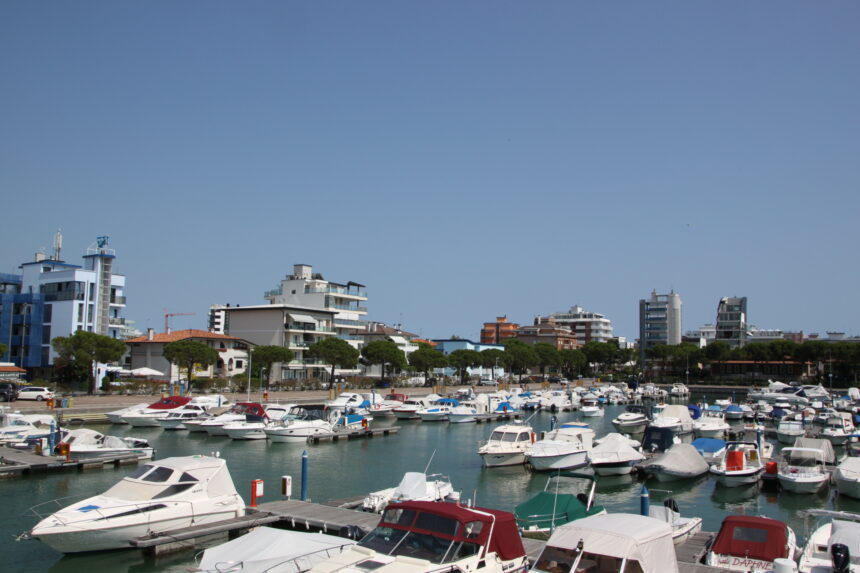 33054_Lignano_Sabbiadoro_Province_of_Udine_Italy_-_panoramio_11-1 TURISMO. FVG. ALTO ADRIATICO: +3% PRESENZE STRANIERE. CECOTTO (CREDIFRIULI): ‘VANTAGGIOSO INVESTIRE NEL MARE FRIULANO E VENETO’