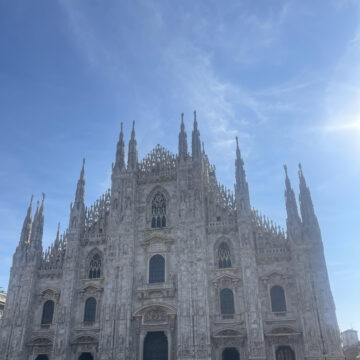 ECONOMIA. LOMBARDIA. MILANO IN TRASFORMAZIONE: ACCONTENTA IL TURISTA ALTO-SPENDENTE, PERDE DI ANIMA PROPRIA. CROLLATE LE COMPRAVENDITE DI IMMOBILI. PREZZI ALLE STELLE 