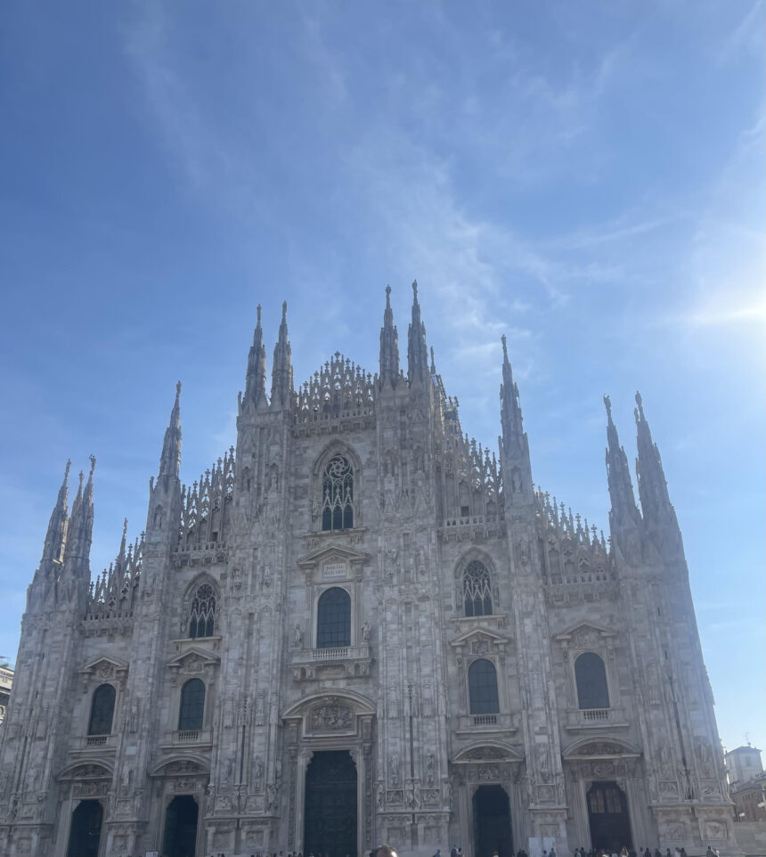 ECONOMIA. LOMBARDIA. MILANO IN TRASFORMAZIONE: ACCONTENTA IL TURISTA ALTO-SPENDENTE, PERDE DI ANIMA PROPRIA. CROLLATE LE COMPRAVENDITE DI IMMOBILI. PREZZI ALLE STELLE 