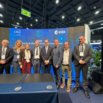 SPAZIO. LOMBARDIA. ALLO IAC DI MILANO LA FIRMA PER NUOVI SATELLITI ITALIANI (ARGOTEC E THALES) PER L’AGENZIA SPAZIALE EUROPEA
