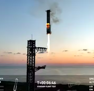 SPAZIO. USA. STORICA IMPRESA PER SPACE X: IL MEGA RAZZO RIENTRA ALLA BASE DI LANCIO