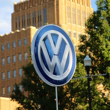 volkswagen_vw_car_vehicle_automobile_auto_logo_brand-1092258 INDUSTRIA. GERMANIA. TEMPESTA PERFETTA SULL’AUTOMOTIVE TEDESCO: L’AVANZATA CINESE COSTRINGE I COLOSSI AI TAGLI OCCUPAZIONALI PIÙ DURI DELLA STORIA