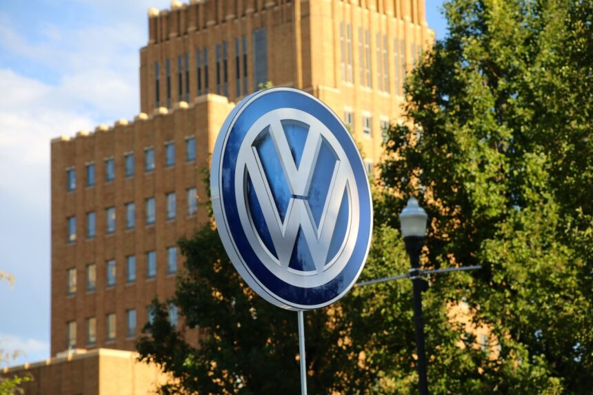 volkswagen_vw_car_vehicle_automobile_auto_logo_brand-1092258 INDUSTRIA. GERMANIA. TEMPESTA PERFETTA SULL’AUTOMOTIVE TEDESCO: L’AVANZATA CINESE COSTRINGE I COLOSSI AI TAGLI OCCUPAZIONALI PIÙ DURI DELLA STORIA