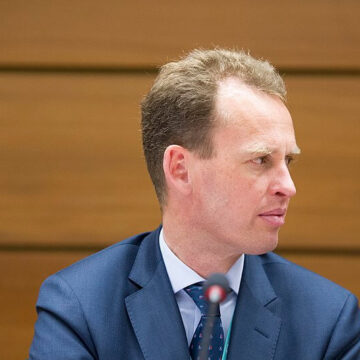 Frank_Elderson ECONOMIA. GERMANIA. BCE, ELDERSON: “NECESSARIO TENER CONTO DEI RISCHI CLIMATICI E DEI DANNI ALLA NATURA”