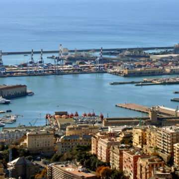Genova_panorama_Porto_Antico TURISMO. LIGURIA. NEL 2025 DIVENTA INDISPENSABILE UN VIAGGIO A GENOVA SECONDO LA BIBBIA DEI VIAGGIATORI