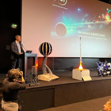 Ge6sbPoWUAAn_dq SPAZIO. LAZIO. L’ITALIA CELEBRA 60 ANNI DA PROTAGONISTA DELLO SPAZIO. URSO (MIMIT): “ENTRO PRIMAVERA LA PRIMA LEGGE PER LA SPACE ECONOMY”