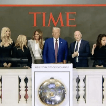 ATTUALITA’. USA. DONALD TRUMP SUONA LA CAMPANA D’APERTURA A WALL STREET