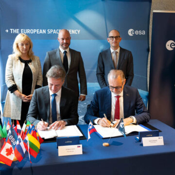 Signing_ceremony_for_Slovenia_s_accession_to_ESA_Convention_pillars SCIENZA. SLOVENIA. ‘PICCOLA SULLA TERRA, GRANDE NELLO SPAZIO’, LA SLOVENIA ENTRA NELL’AGENZIA SPAZIALE EUROPEA