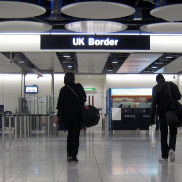 UK_Border,_Heathrow ATTUALITA’. UK. PER ENTRARE NEL REGNO UNITO, D’ORA INNANZI, SERVE L’ETA