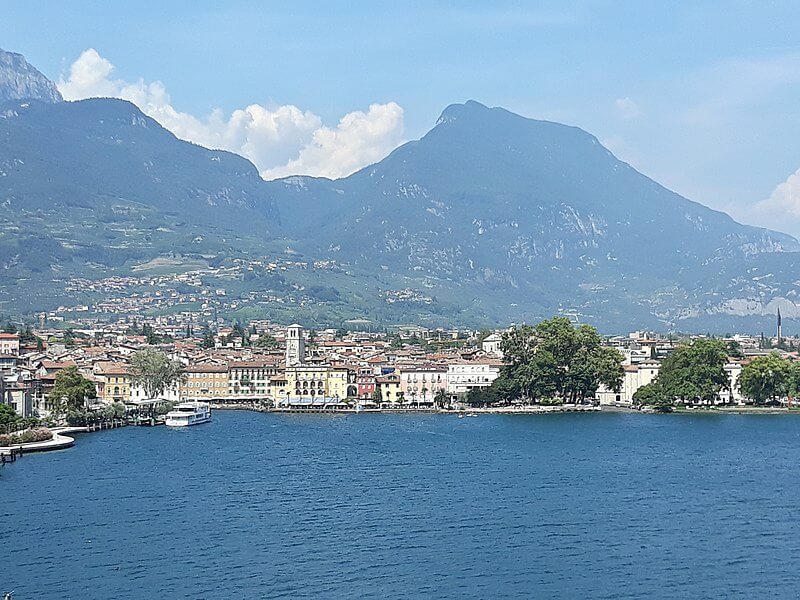 800px-Riva_del_Garda_-_10 TURISMO. TRENTINO A.A. PIANO DI PROMOZIONE PER IL LAGO DI GARDA, OBIETTIVO: ATTIRARE GLI USA
