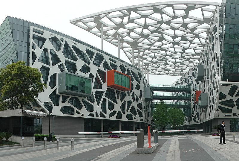800px-Alibaba_group_Headquarters_(cropped) (1) TECNOLOGIA.CINA. IL “MODELLO CINA” SPAVENTA LA SILICON VALLEY: L’INTELLIGENZA ARTIFICIALE LOW-COST SCUOTE L’OCCIDENTE