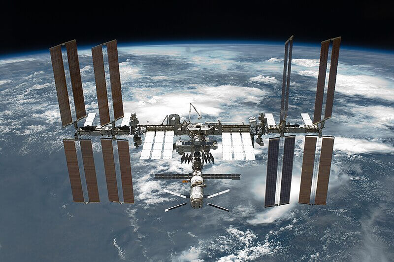 STS-134_International_Space_Station_after_undocking SPAZIO. USA. IL CONGRESSO USA SPINGE PER ALLUNGARE LA VITA DELLA STAZIONE SPAZIALE INTERNAZIONALE