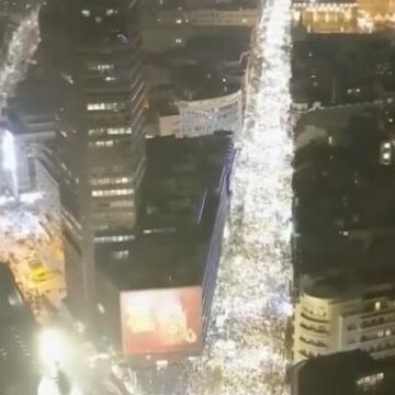 unnamed ATTUALITA’. SERBIA. OLTRE 100.000 MANIFESTANTI INVADONO LE STRADE DI BELGRADO IN UNA MANIFESTAZIONE CONTRO LA CORRUZIONE