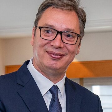 ATTUALITA’. SERBIA. TERREMOTO POLITICO: IL PRESIDENTE VUČIĆ CEDE ALLE PROTESTE E ANNUNCIA LE DIMISSIONI