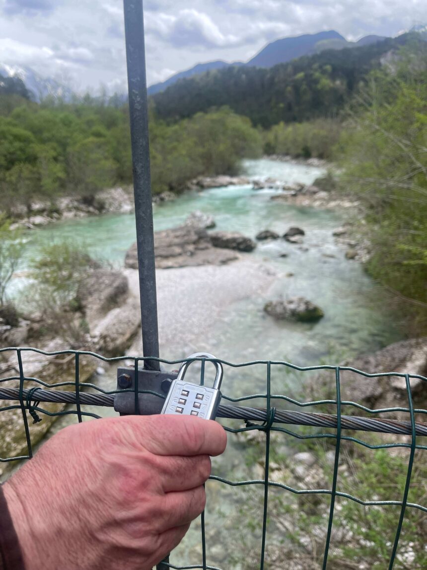 MONTAGNA. FVG. IL TREKKING SULLE ORME DEL CINEMA E DELLA TELEVISIONE, ANCHE IN VAL RESIA C’E’ IL ‘PONTE DELL’AMORE’, DOVE ATTACCARE I NOTI LUCCHETTI 