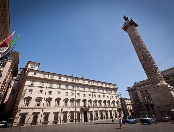 ECONOMIA. ITALIA. CARBURANTI: GOVERNO VARA DECRETO TAGLIO ACCISE. MELONI: “STOP A SPECULAZIONI”