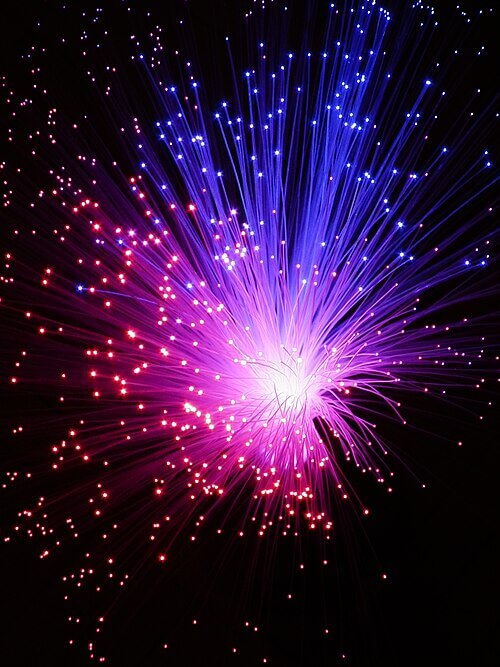 Pink-blaue_LED_Fiberglasleuchte TECNOLOGIA. REGNO UNITO. RECORD PER LA TRASMISSIONE DI DATI SU RETE QUANTISTICA