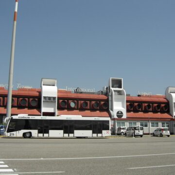 Aeroporto_di_Lamezia_Terme_-_panoramio_-_kajikawa-1 TURISMO. CALABRIA. LA CALABRIA SPICCA IL VOLO: BOOM DI PASSEGGERI NEGLI AEROPORTI E TURISMO IN ASCESA