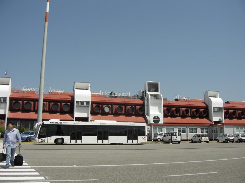 TURISMO. CALABRIA. LA CALABRIA SPICCA IL VOLO: BOOM DI PASSEGGERI NEGLI AEROPORTI E TURISMO IN ASCESA