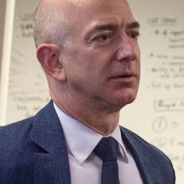 Jeff_Bezos_2016 Esteri. Usa. Il boom dell’Ai spinge Amazon oltre i 3.000 miliardi, pianificato investimento record da 220 miliardi di dollari