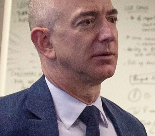 Jeff_Bezos_2016 Esteri. Usa. Il boom dell’Ai spinge Amazon oltre i 3.000 miliardi, pianificato investimento record da 220 miliardi di dollari