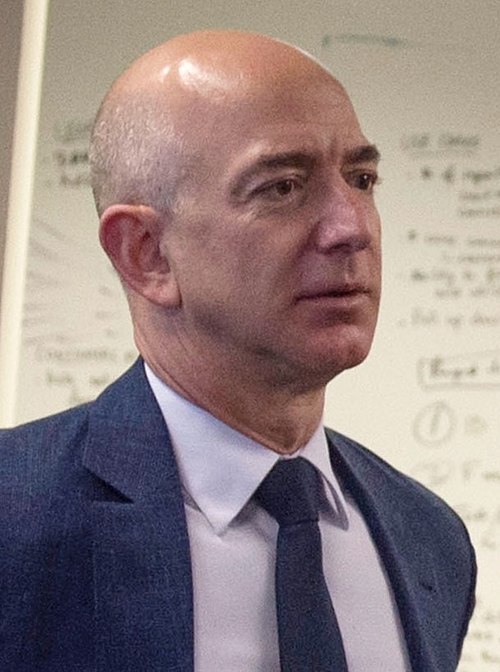 Jeff_Bezos_2016 Esteri. Usa. Il boom dell’Ai spinge Amazon oltre i 3.000 miliardi, pianificato investimento record da 220 miliardi di dollari