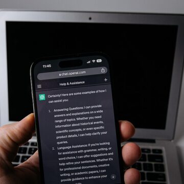 Smartphone_with_ChatGPT_app_and_laptop_52917381683 TECNOLOGIA. BELGIO. CYBER-SICUREZZA E AI: OPENAI APRE LE PORTE ALL’UE, ANTHROPIC RESTA FERMA SUL “NO” A MYTHOS