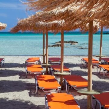 beach-umbrellas-and-sea-1522846303zRT (1) TURISMO. ITALIA. ESTATE 2025: DA NOLEGGIO ONLINE DI SERVIZI BALNEARI GENERATI PIÙ DI 65 MILIONI DI EURO DI FATTURATO