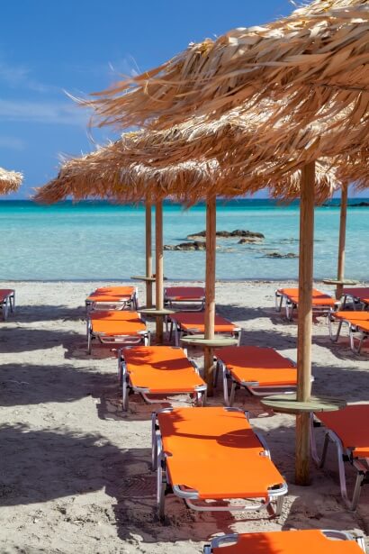 beach-umbrellas-and-sea-1522846303zRT (1) TURISMO. ITALIA. ESTATE 2025: DA NOLEGGIO ONLINE DI SERVIZI BALNEARI GENERATI PIÙ DI 65 MILIONI DI EURO DI FATTURATO