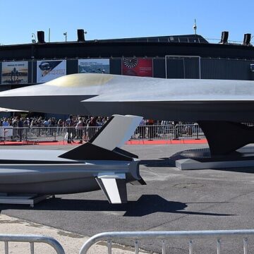 FCAS_NGF_mock-up_at_Paris_Air_Show_2019_(1) (1) ATTUALITA’. BELGIO – ESTONIA. L’ECONOMIA DI GUERRA EUROPEA AL BIVIO: LA NATO SPINGE SULLA PRODUZIONE, MA I PREZZI DELL’ACCIAIO MILITARE SCHIZZANO DEL 50%