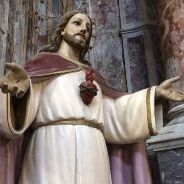 ATTUALITA’. ER. NATALE E L’IDENTITÀ SVUOTATA: QUANDO L’INCLUSIONE DIVENTA ESCLUSIONE DI SE STESSI