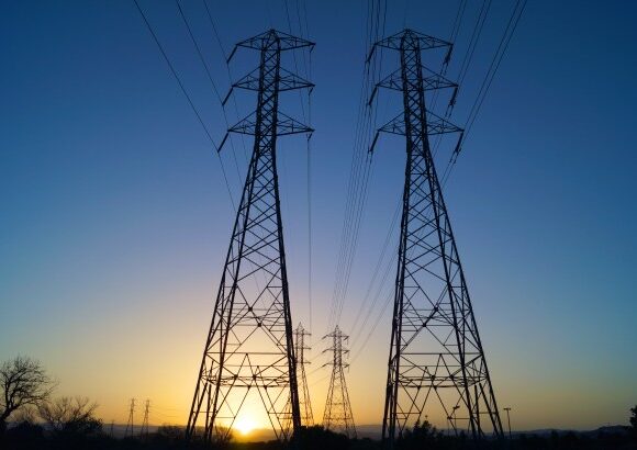 electrical-power-lines ENERGIA. SPAGNA-BELGIO. LA PENISOLA IBERICA DIVENTA L’HUB ENERGETICO D’EUROPA: VIA LIBERA ALL’INTERCONNESSIONE CON IL PORTOGALLO E ALLA CACCIA ALL’IDROGENO NEI PIRENEI