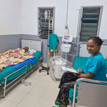ATTUALITA’. ER. STRUMENTI MEDICI DONATI DAL ROTARY, IN AZIONE IN MADAGASCAR, LA FOTO CHE COMMUOVE