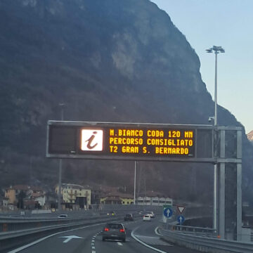 unnamed ATTUALITA’. VALLE D’AOSTA. MONTE BIANCO, IL PARADOSSO DEL GIGANTE: INGEGNERIA DA RECORD, MA CODE FINO A DUE ORE PER LA FRANCIA