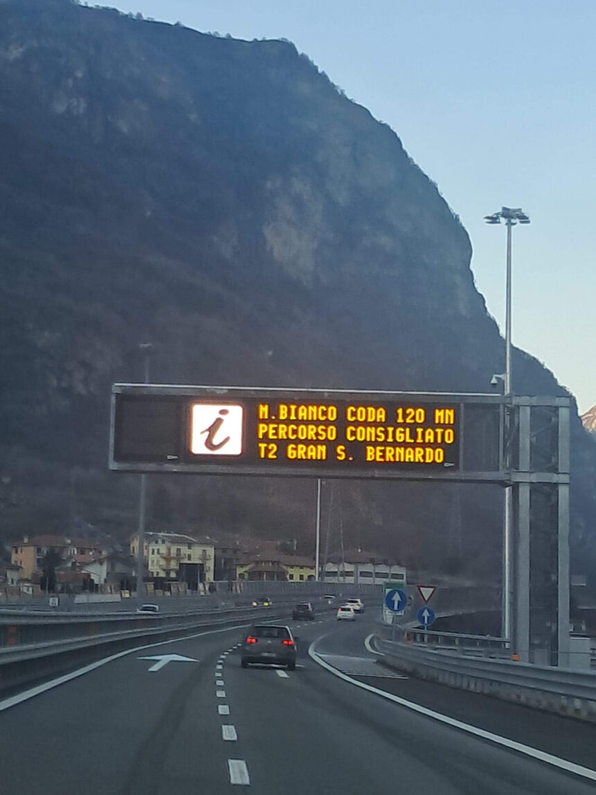 unnamed ATTUALITA’. VALLE D’AOSTA. MONTE BIANCO, IL PARADOSSO DEL GIGANTE: INGEGNERIA DA RECORD, MA CODE FINO A DUE ORE PER LA FRANCIA
