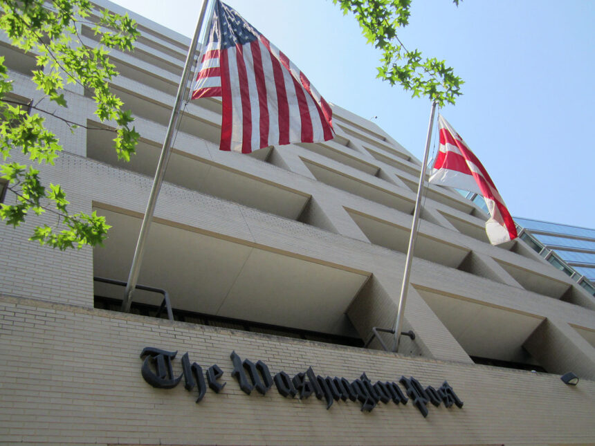 1280px-Washington_Post_building ATTUALITA’. USA. TEMPESTA AL WASHINGTON POST: DOPO I TAGLI DI MASSA, SI DIMETTE IL CEO WILL LEWIS