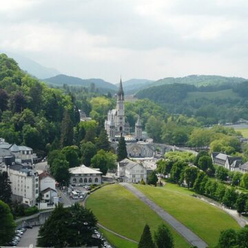 ATTUALITA’. FRANCIA. IL RISVEGLIO DEL SACRO: LA FRANCIA E QUELL’INATTESO RITORNO ALLA SPIRITUALITÀ