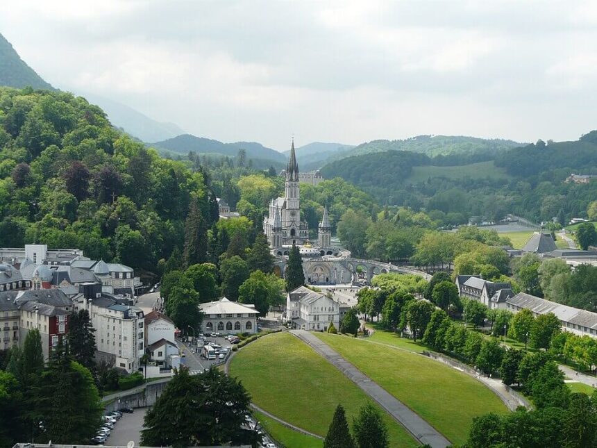ATTUALITA’. FRANCIA. IL RISVEGLIO DEL SACRO: LA FRANCIA E QUELL’INATTESO RITORNO ALLA SPIRITUALITÀ