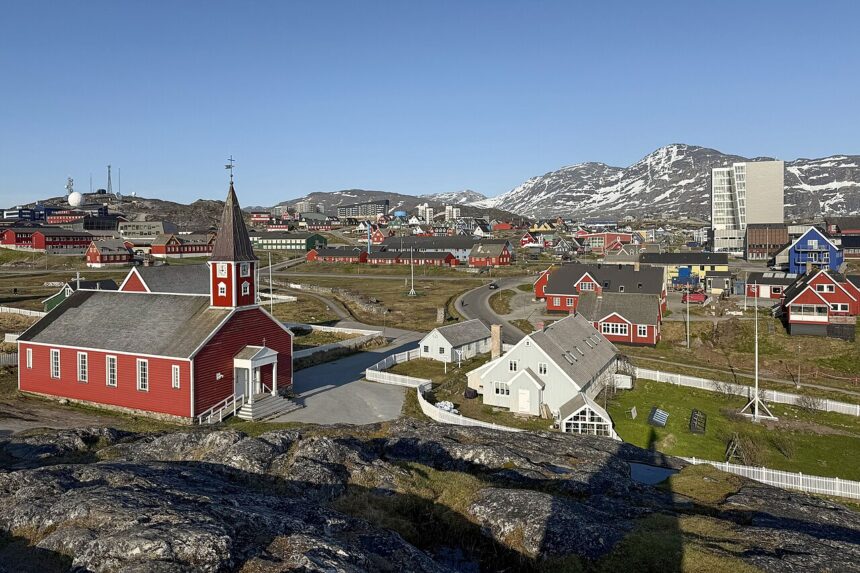 Nuuk,_Greenland_skyline ATTUALITA’. FRANCIA. GEOPOLITICA DEI GHIACCI: LA FRANCIA È IL PRIMO PAESE UE AD APRIRE UN CONSOLATO IN GROENLANDIA