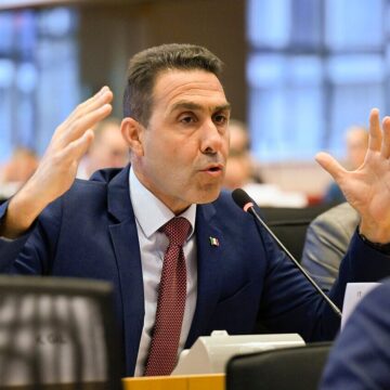 Roberto_Vannacci,_12.11.24 (1) L’OPINIONE. ER. OLTRE IL “METODO TRUMP”: LA POLITICA DEL BUONSENSO CONTRO L’ILLUSIONE DEI MODELLI IMPORTATI