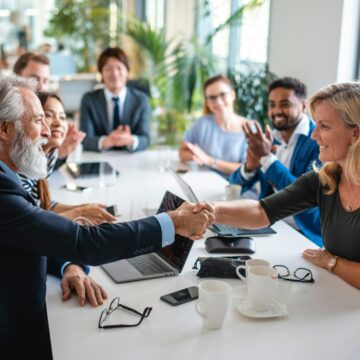 ECONOMIA. LOMBARDIA. L’ITALIA DEI “CAPITANI CORAGGIOSI” HA I CAPELLI BIANCHI: L’ETÀ MEDIA DEGLI IMPRENDITORI SALE A 56 ANNI